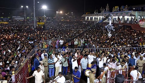 மேல்மலையனூா் அங்காளம்மன் கோயிலில் ஊஞ்சல் உற்சவம் கோலாகலம்