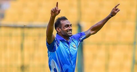 இறுதிச்சுற்றில் கர்நாடகா: ஒரே ஓவரில் 5 விக்கெட்டுகளை வீழ்த்திய மிதுன்!