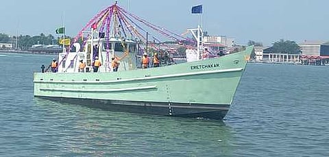 ஆழ்கடல் மீன்பிடிப்புக்காக வடிவமைக்கப்பட்டு பயன்பாட்டில் உள்ள மீன்பிடிப் படகு.