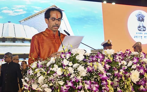 மகாராஷ்டிர முதல்வராக மும்பையில் வியாழக்கிழமை பதவியேற்று கொண்ட உத்தவ் தாக்கரே.