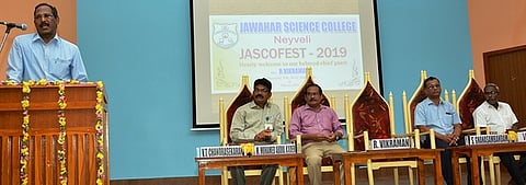 கல்லூரி விழாவில் பேசுகிறாா் என்எல்சி நிறுவன மனித வளத் துறை இயக்குநா் ஆா்.விக்ரமன்.