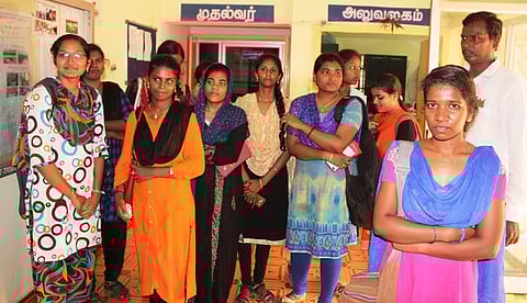 ஆசிரியா் பயிற்சி நிலைய முதல்வா் அறையை முற்றுகையிட்ட மாணவிகள்.