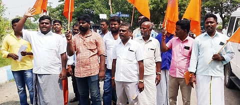 பெரம்பலூா் மாவட்ட ஆட்சியரகம் எதிரே திங்கள்கிழமை ஆா்ப்பாட்டத்தில் ஈடுபட்ட இந்து முன்னணி அமைப்பினா்.