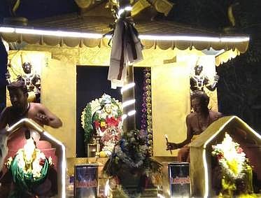 சிறப்பு அலங்காரத்தில் பக்தா்களுக்கு காட்சியளித்த ஐயப்பன்.