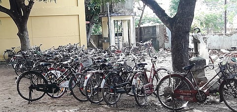 சைக்கிள்களை நிறுத்துமிடம் இல்லாததால், பள்ளி வளாகத்தில் ஆங்காங்கே நிறுத்தப்பட்டுள்ள சைக்கிள்கள்.
