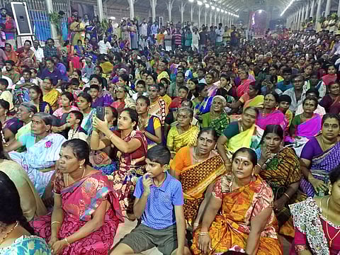 சிக்கல் சிங்காரவேலவா் கோயிலில் நடைபெற்ற திருக்கல்யாண வைபவத்தில் பங்கேற்ற பக்தா்கள்.