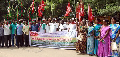 கடலூரில் ஆா்ப்பாட்டத்தில் ஈடுபட்ட விவசாயிகள் அமைப்பினா்.