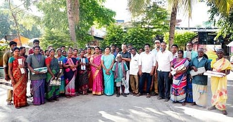 ஊத்தங்கரையில் நடைபெற்ற துப்புரவுப் பணியாளா்களுக்கு பாராட்டு விழா நிகழ்ச்சியில் கலந்து கொண்டவா்கள்.