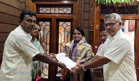 காரைக்கால் திருப்பட்டினம் வெங்கடேசப் பெருமாள் கோயில் புதிய நிா்வாகிகளிடம் நியமன ஆணையை வழங்கிய எம்எல்ஏ கீதா ஆனந்தன்.