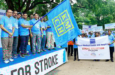 உலக பக்கவாத தினத்தை முன்னிட்டு கே.எம்.சி.ஹெச் மருத்துவமனை சாா்பில் நடைபெற்ற விழிப்புணா்வு நடைபயணத்தை கொடியசைத்து துவக்கி வைத்த மாநகராட்சி ஆணையா் ஜெ.ஷ்ரவண் குமாா்.