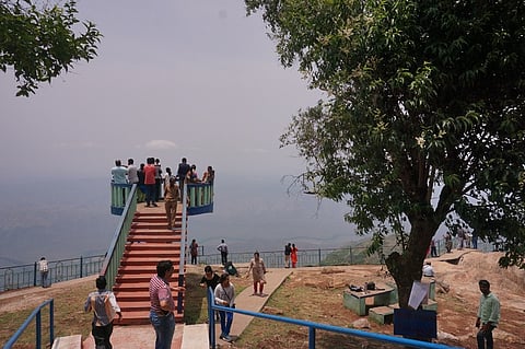 கொடநாடு காட்சி முனைப் பகுதிக்கு வருகை தந்த சுற்றுலாப் பயணிகள்.