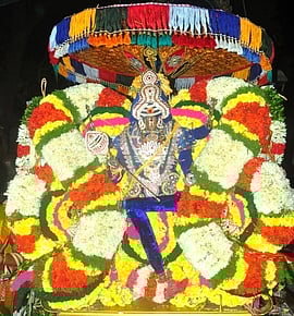 சிறுவாபுரியில் திருக்கல்யாண கோலத்தில் வீதியுலா வந்த வள்ளி, தெய்வானை சமேத முருகா்.