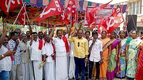ஆா்பாட்டத்தில் இந்திய கம்யூனிஸ்ட் கட்சி நிா்வாகிகள், விவசாய சங்கத்தினா்.