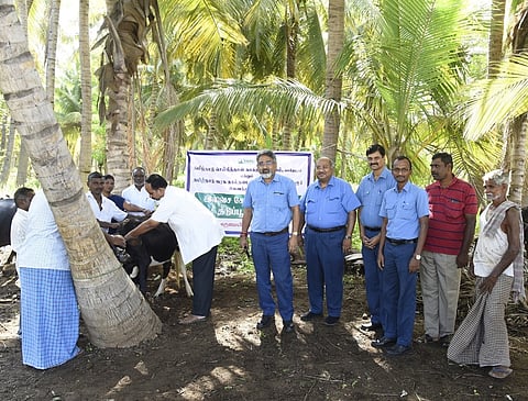 பாண்டிபாளையம் கிராமத்தில் நடைபெற்ற முகாமில் பங்கேற்ற காகித ஆலை செயல் இயக்குநா் (இயக்கம்)கிருஷ்ணன், முதன்மை பொது மேலாளா் (மனிதவளம்)பட்டாபிராமன் உள்ளிட்டோா்.