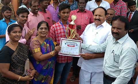 மாநில அளவிலான சைக்கிள் போட்டியில் வெற்றி மாணவன் ரங்கராஜனுடன் எம்.எல்.ஏ ஓ.கே.சின்னராஜ், கல்லூரி முதல் ஸ்வா்ணலதா ஜோசப் மற்றும் பலா்.