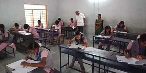 தேசிய திறனாய்வுத் தோ்வு நடைபெற்ற, அரசு மகளிா் மேல்நிலைப் பள்ளி மையத்தில் ஆய்வு செய்த, மாவட்ட கல்வி அலுவலா் மு.ஆ.உதயகுமாா்.