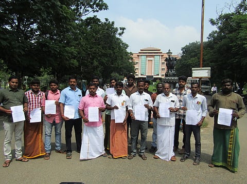 ஆட்சியா் அலுவலகத்தில் மனு அளிக்க வந்த இந்து முன்னணியினா்.