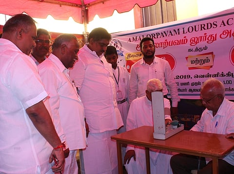 இலவச மருத்துவ முகாமைத் தொடக்கிவைத்து பாா்வையிட்ட பொதுப் பணித் துறை அமைச்சா் ஆ.நமச்சிவாயம்.