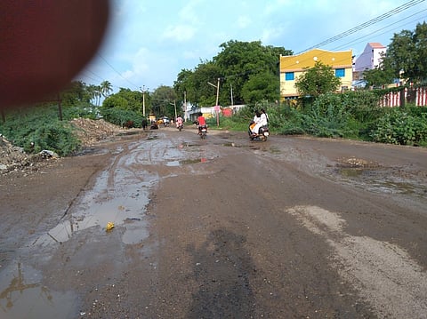 சேதமடைந்துள்ள சிவகாசி-ஆலங்குளம் சாலை.
