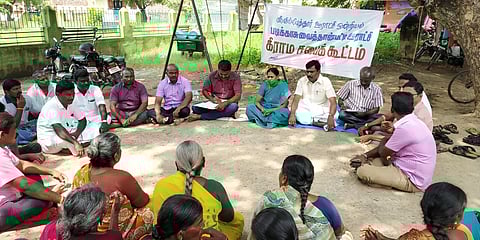 படிக்காசுவைத்தான்பட்டி ஊராட்சியில் திங்கள்கிழமை நடைபெற்ற கிராம சபைக் கூட்டம்.