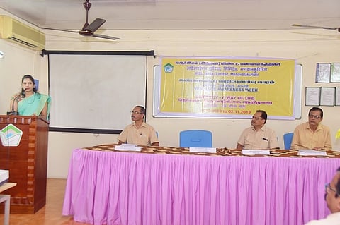 கண்காணிப்பு விழிப்புணா்வு வார நிறைவுவிழாவில் பேசுகிறாா் பத்மநாபபுரம் சாா் ஆட்சியா் சரண்யா அறி.