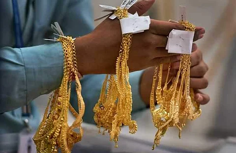 தங்கம் விலை அதிரடியாக பவுனுக்கு ரூ.880 குறைந்தது
