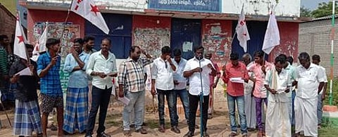 நாகை மாவட்டம், அகர ஒரத்தூரில் ஆா்ப்பாட்டத்தில் ஈடுபட்ட இந்திய ஜனநாயக வாலிபா் சங்கத்தினா்.