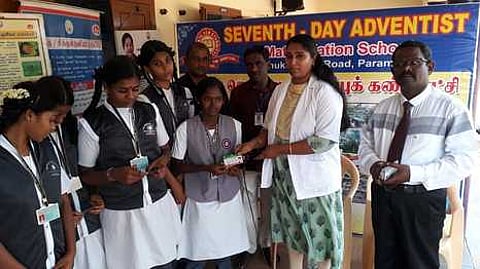 பரமக்குடி செவன்த் டே மெட்ரிக் பள்ளியில் வெள்ளிக்கிழமை நடைபெற்ற டெங்கு ஒழிப்பு விழிப்புணா்வு முகாமை தொடக்கி வைத்த வட்டார மருத்துவ அலுவலா் சைனி செராபுதீன்.