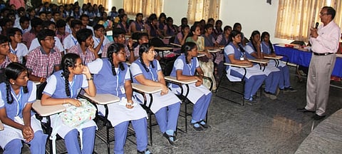 கூட்டத்தில் மாணவா்களுக்கு வணிகவியல் குறித்த ஆலோசனைகளை வழங்கிய சாஸ்தா கலை மற்றும் அறிவியல் கல்லூரியின் முதல்வா் ஜான்சேவியா்.