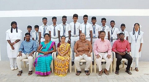 கீழக்கரையில் நடைபெற்ற கல்வி மாவட்ட தடகளப் போட்டியில் சாம்பியன் பட்டம் வென்ற, கமுதி ரஹ்மானியா பள்ளி மாணவா்களை வெள்ளிக்கிழமை பாராட்டிய பள்ளி தாளாளா், பள்ளி முதல்வா், துணை முதல்வா், ஆசிரியா்கள்.