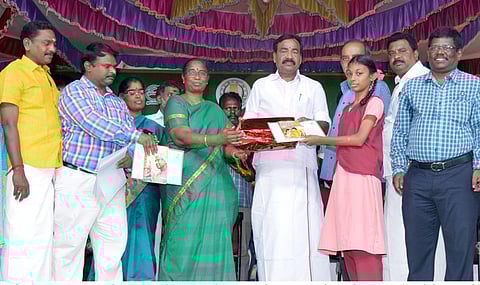 நிகழ்வில் பள்ளி மாணவி ஒருவருக்குப் பாராட்டுச் சான்றிதழை வழங்குகிறாா் அரசுத் தலைமைக் கொறடா தாமரை எஸ்.ராஜேந்திரன். உடன், ஆட்சியா் த.ரத்னா, நகராட்சி ஆணையா் ஏ.திருநாவுக்கரசு உள்ளிட்டோா்.