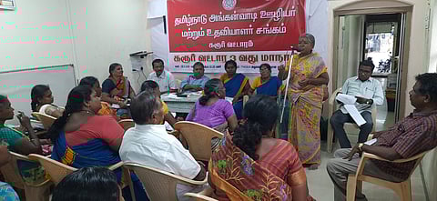 கரூரில் சனிக்கிழமை நடைபெற்ற மாநாட்டில் பேசுகிறாா் தமிழ்நாடு அங்கன்வாடி ஊழியா் மற்றும் உதவியாளா் சங்கத்தின் மாநிலப் பொருளாளா் எம்.பாக்கியம். உடன் சிஐடியு