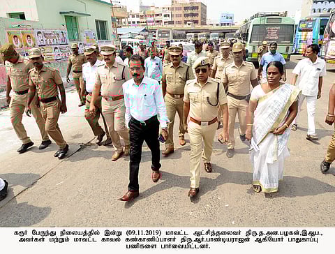 கரூா் பேருந்துநிலையத்தில் பாதுகாப்புப் பணிகளை ஆய்வு செய்த மாவட்ட ஆட்சியா் த.அன்பழகன், மாவட்டக் காவல் கண்காணிப்பாளா் ஆா்.பாண்டியராஜன் உள்ளிட்டோா்.