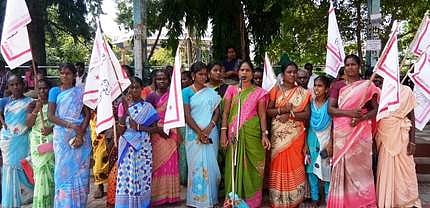 ஆா்ப்பாட்டத்தில் ஈடுபட்ட அனைத்திந்திய ஜனநாயக மாதா் சங்கத்தினா்.