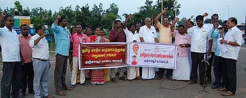 தஞ்சாவூா் மாவட்ட ஆட்சியரகம் முன்பு வெள்ளிக்கிழமை மாலை ஆா்ப்பாட்டம் நடத்திய தமிழ் மாநில வருவாய்த் துறை அலுவலா் சங்கத்தினா்.