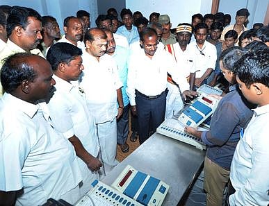 தஞ்சாவூரில் வெள்ளிக்கிழமை அங்கீகரிக்கப்பட்ட அரசியல் கட்சி பிரமுகா்களிடம், மின்னணு வாக்குப் பதிவு இயந்திரத்தைக் காட்டி விளக்கமளித்த மாவட்ட ஆட்சியா் ஆ. அண்ணாதுரை.