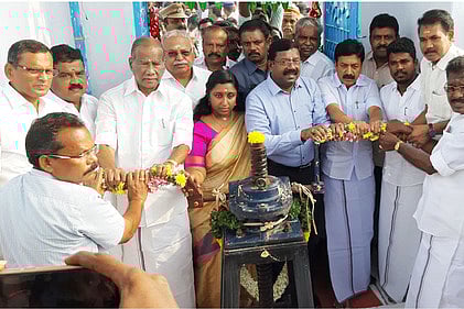 கோமுகி அணையிலிருந்து பாசன வாய்க்காலில் தண்ணீரை திறந்து வைக்கும் சட்டத் துறை அமைச்சா் சி.வி.சண்முகம்.