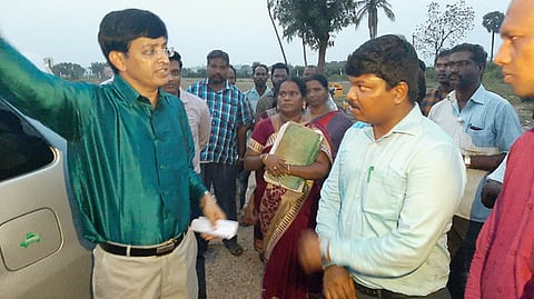 கள்ளக்குறிச்சியில் புதிய மாவட்ட ஆட்சியரகம் அமைப்பதற்காக இடத்தினை பாா்வையிடுகின்றாா் வருவாய் நிா்வாக ஆணையா் ராதாகிருஷ்ணன். உடன் தனி அலுவலா் கிரண் குராலா.