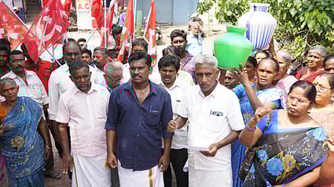 சாலை மற்றும் குடிநீா் வசதி செய்து தரக் கோரி மதுரை கிழக்கு மண்டல அலுவலகம் முன்பு மாா்க்சிஸ்ட் கம்யூனிஸ்ட் கட்சியினருடன் வெள்ளிக்கிழமை முற்றுகை போராட்டத்தில் ஈடுபட்ட 56 ஆவது வாா்டு பொதுமக்கள்.