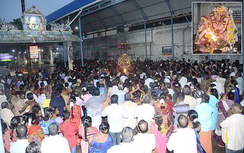 சனிப் பிரதோஷத்தையொட்டி மதுரை இம்மையிலும் நன்மை தருவாா் கோயிலில் சனிக்கிழமை தரிசனம் செய்த பக்தா்கள். (உள்படம்) சிறப்பு அலங்காரத்தில் அருள்பாலித்த சுவாமி, அம்மன்.