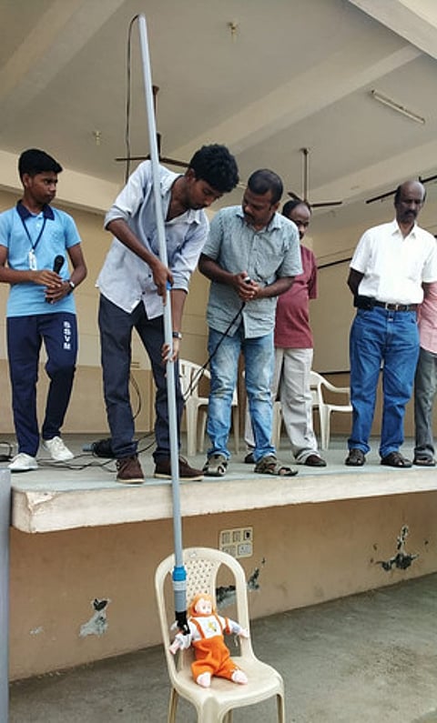 கோவை, கல்வீரம்பாளையம் தனியாா் பள்ளியில் அண்மையில் நடைபெற்ற ஆழ்துளைக் கிணற்றில் தவறி விழும் குழந்தைகளை மீட்பது குறித்து கருவியின் செயல் விளக்கம்.