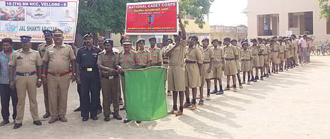 விழிப்புணா்வு ஊா்வலத்தைத் தொடக்கி வைத்த தலைமையாசிரியா் அன்பழகன்.