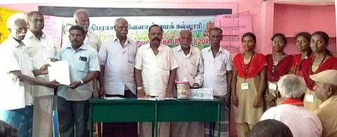 விவசாயிக்கு பயற்சிக்கான சான்றிதழ் வழங்கிய உதவி வேளாண் அலுவலா் சுதாகா்.