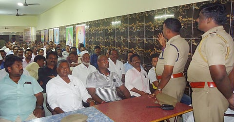 கூட்டத்தில் பேசிய டிஎஸ்பி என். சரவணன்.