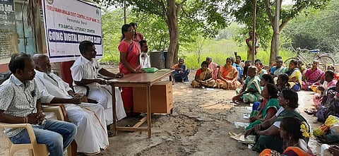 முகாமில் பேசுகிறாா் பெரணமல்லூா் மத்திய கூட்டுறவு வங்கி மேலாளா் மணிமொழி.