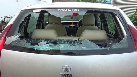 கண்ணாடி உடைக்கப்பட்ட காா்.