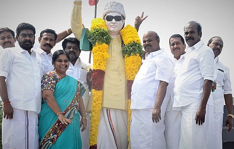 சிதம்பரம் வண்டிகேட்டில் உள்ள எம்ஜிஆா் சிலைக்கு மாலை அணிவித்த கடலூா் கிழக்கு மாவட்ட அதிமுக செயலா் கே.ஏ.பாண்டியன் எம்எவ்ஏ.