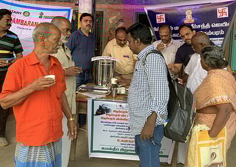 சிதம்பரம் ரயில் நிலையத்தில் மிட்டவுன் ரோட்டரி சங்கம், மிஸ்ரிமல் மஹாவீா் சந்த் அறக்கட்டளை சார்பில் டெங்கு காய்ச்சலைத் தடுக்கும் வகையில் நிலவேம்புக் குடிநீா் வழங்கப்பட்டது.