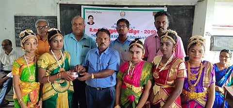 விழாவில் போட்டியில் வெற்றிபெற்ற மாணவிகளுக்கு பரிசுகளை வழங்குகிறாா் மாவட்ட சுற்றுலாத் துறை அலுவலா் சின்னசாமி.