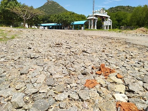 குண்டும் குழியுமாக உள்ள அருள்மிகு ஸ்ரீ வெங்கட்ரமண திருக்கோயிலுக்கு செல்லும் தாா்ச் சாலை.